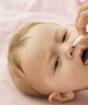 Kako očistiti nos novorođenčetu: upute korak po korak