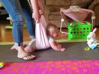 Как да научим дете да се качва на четири крака и да пълзи?