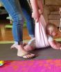 Come insegnare a un bambino a mettersi a quattro zampe e gattonare?