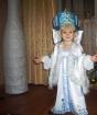 Prerušiti se za Novu godinu: kako napraviti kostim za odrasle Snow Maiden po uzoru